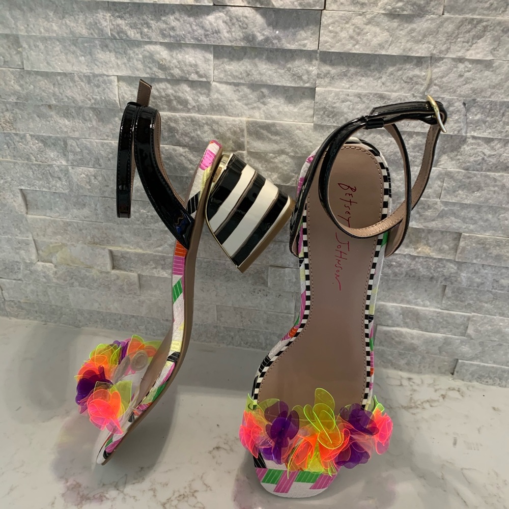 ✔️✔️SOLD✔️✔️NWOT  👠👠BETSEY JOHNSON Super CUTE!!